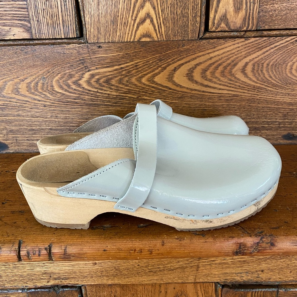 Verka Ledig 40 9 9.5 pale gray patent leather wooden clogs made in Sweden